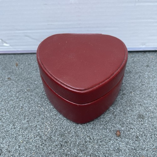 Red heart shaped jewellery box - red,